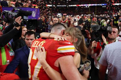 Travis Kelce picks up Taylor Swift on-stage during Wembley show