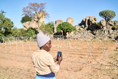 Hikes, Nosy Neighbours Afflict Zimbabweans In Quest For Mobile Connection