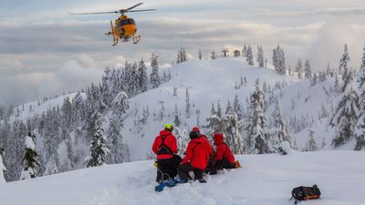 Injured man spends entire night crawling through backcountry to reach mountain rescue