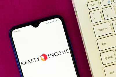 Is Realty Income Stock Underperforming the Dow?