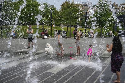 US reels under scorching temperatures, heavy flooding