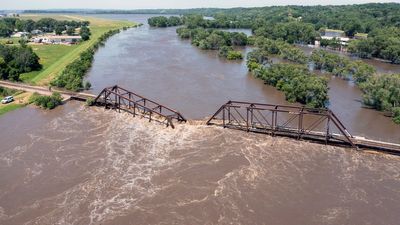 More rain possible in deluged Midwest as flooding kills 2, causes water to surge around dam