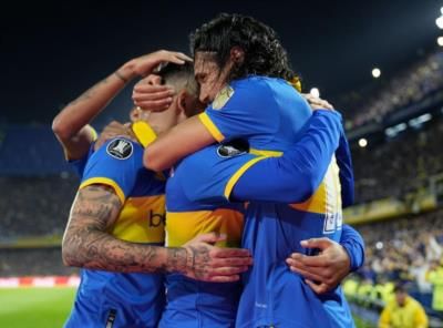 Edinson Cavani Embraces Teammates In Heartfelt Display Of Unity