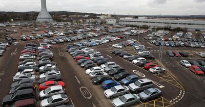 Are there free parking and drop-off services at Edinburgh Airport?