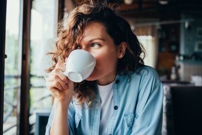 The best time of day to drink coffee for maximum benefits isn't first thing when you wake up