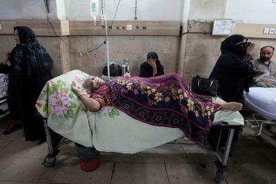 Doctors treat thousands of heatstroke victims in southern Pakistan as temperatures soar