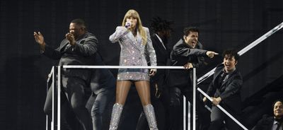 Taylor Swift’s backup dancer Kam Saunders offered an amazing reflection on Travis Kelce’s Eras Tour cameo