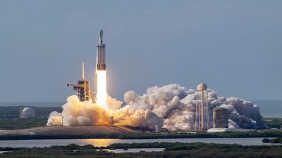 Powerful GOES-U weather satellite launches to orbit atop SpaceX Falcon Heavy rocket (video)