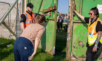 Glastonbury opens its gates as UK temperatures soar to 30C