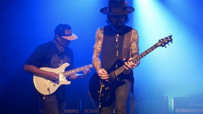 “Look what the cat dragged in!” Tom Morello shreds Dave Navarro’s PRS – with his teeth –as he joins Jane’s Addiction to tear through Mountain Song