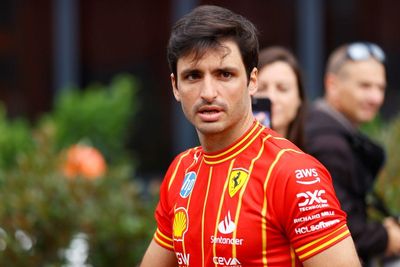 Sainz learning to trust 'very few' people in F1 paddock over 2025 talks