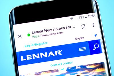 Is Lennar Stock Underperforming the Nasdaq?