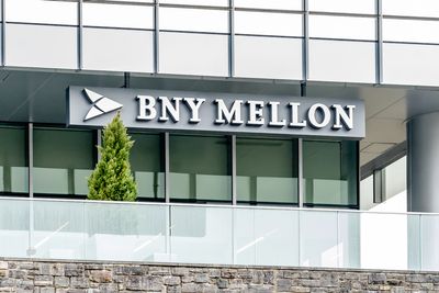 Is Bank of New York Mellon Stock Outperforming the Dow?