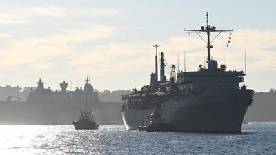 Aussie sailors sub off US repair ship for home visit