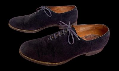 Elvis Presley’s blue suede shoes sell for £120,000 at auction