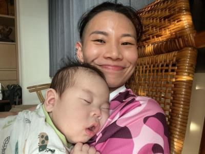 Tai Tzu Ying And Her Adorable Child Taking A Break