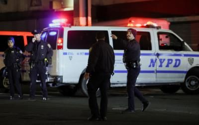 Woman Confronts Police Over Vape On NYC Subway Platform