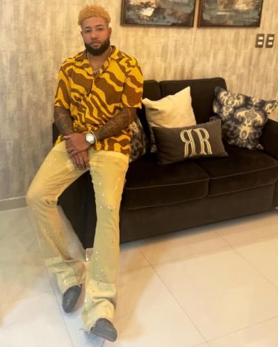 Ronny Rodríguez: Effortlessly Stylish In Yellow-Brown Shirt