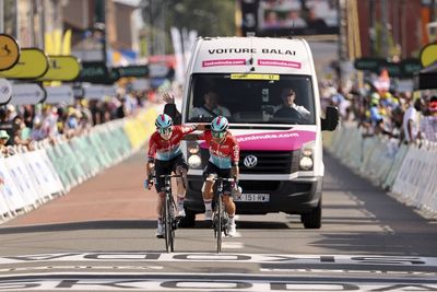 How do time limits work in the Tour de France?
