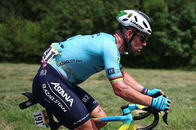 Mark Cavendish vomiting, suffering in heat on Tour de France opener