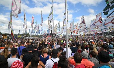 Glastonbury festivalgoers frustrated by overcrowding at smaller stages