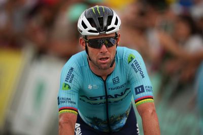 Mark Cavendish struggles in heat on brutal first stage of Tour de France