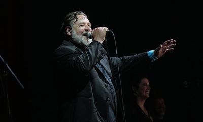 Russell Crowe at Glastonbury review – droll delivery from an A-list everybloke