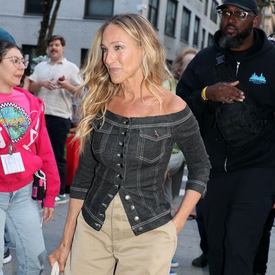 Sarah Jessica Parker Elevates the 2024 Capri Pants Trend With an Off-the-Shoulder Top