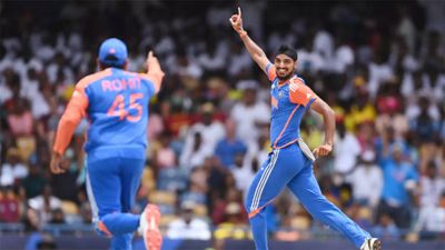 Watch: Arshdeep Singh takes off his T20 World Cup medal and heartwarmingly puts it around his parents' neck