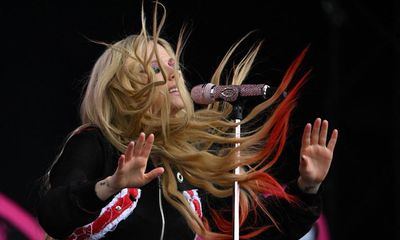 Avril Lavigne at Glastonbury review – pop punk pioneer still gives potent teenage kicks