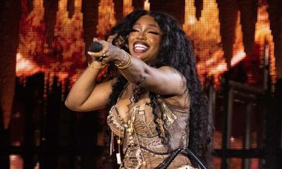 SZA at Glastonbury review – electric eclecticism from today’s greatest R&B star