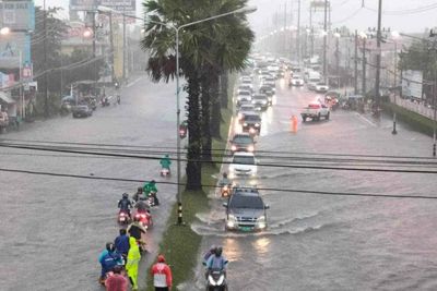 Flooding affects flights in Phuket