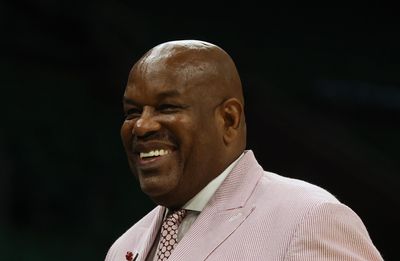 Cedric Maxwell trash talks Los Angeles Lakers rivals after the Boston Celtics win Banner 18