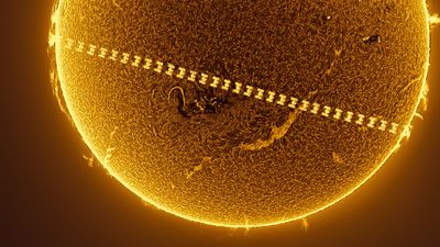 Astrophotographer captures extraordinary footage of the ISS flying in front of the sun