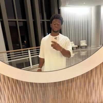 Odúbel Herrera's Stylish Mirror Selfie Exudes Confidence And Charisma