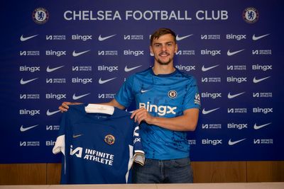 Chelsea sign Leicester midfielder Kiernan Dewsbury-Hall for around £30million