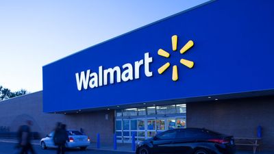 Analyst reassesses Walmart stock price target after meeting with CFO