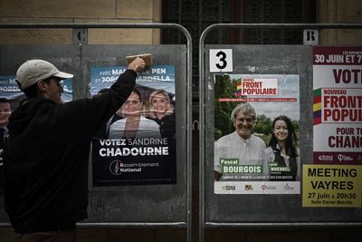 Hundreds of candidates pull out of French run-off in bid to foil far right