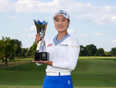 Minjee Lee Celebrates Victory With Trophy In Hand