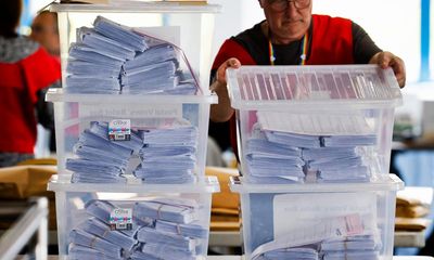 Starmer urges minister to meet Royal Mail over postal vote delay fears