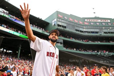 Derrick White gets encouragement from Celtics fans to re-sign with Boston