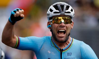 Mark Cavendish powers to record-breaking 35th Tour de France stage win