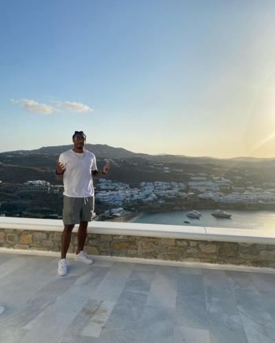 Edwin Jackson's Effortlessly Stylish Look In White T-Shirt
