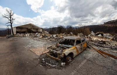 Lightning strike blamed for wildfire that killed 2 people in New Mexico, damaged 1,400 structures