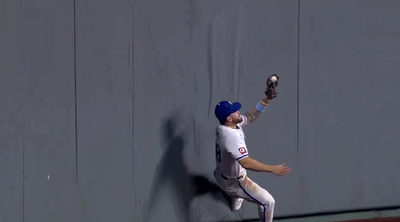 Royals’ Kyle Isbel made an improbable leaping catch against the back wall in the 9th inning