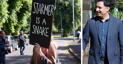 Anas Sarwar met with 'Starmer is a snake' sign as he casts ballot