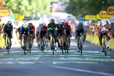 As it happened: Day of echelon tension ends with tight bunch sprint