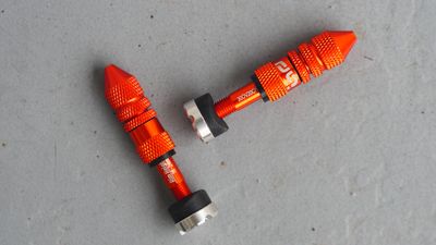 e*thirteen Quick Fill Schrader tubeless valve review – Presta-compatible best of both option