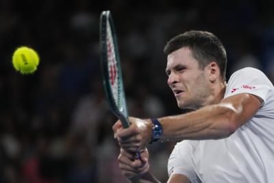 Hubert Hurkacz Retires From Wimbledon Match Due To Knee Injury