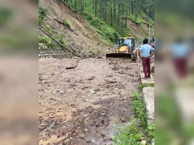 Uttarakhand: Falling debris near Angthala blocks Badrinath national highway